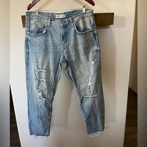 Zara|Women’s distressed light wash jeans in high rise, size 12,Closet staple🫶🏻